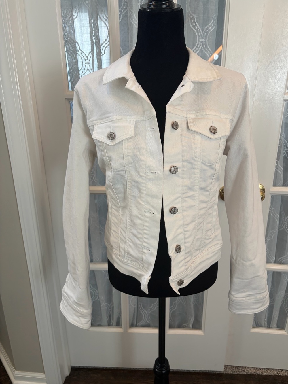 Old Navy Ladies White Denim Jacket - Button Front Size Med pockets EUC - Picture 2 of 15